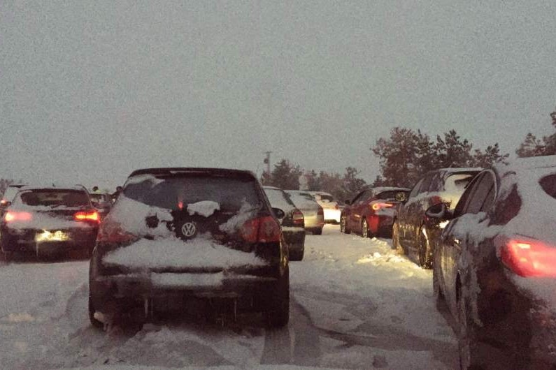 Тысячи водителей оказались заблокированными на трассе АP-6 из-за снегопада