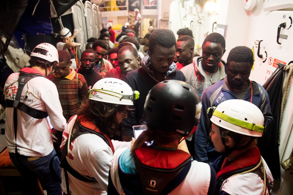 В Валенсию идет судно с 629 мигрантами на борту