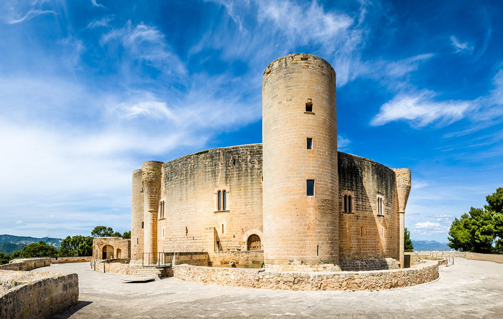 Замок Бельвер. 10 красивейших замков Испании