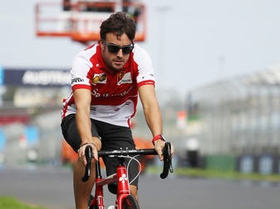 Фернандо Алонсо на велосипеде