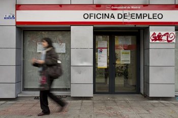Впервые с 2010 года количество безработных в Испании стало меньше 4 млн