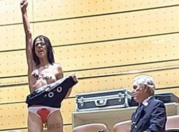 Активистка группы FEMEN прервала работу испанского сената 